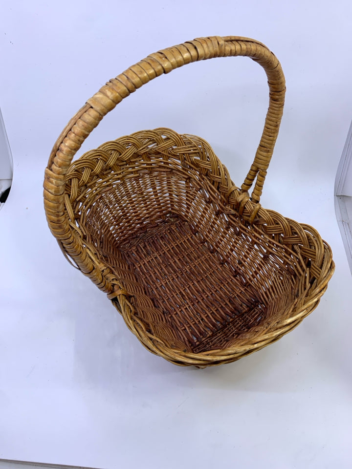 OVAL WICKER BASKET W HANDLE.