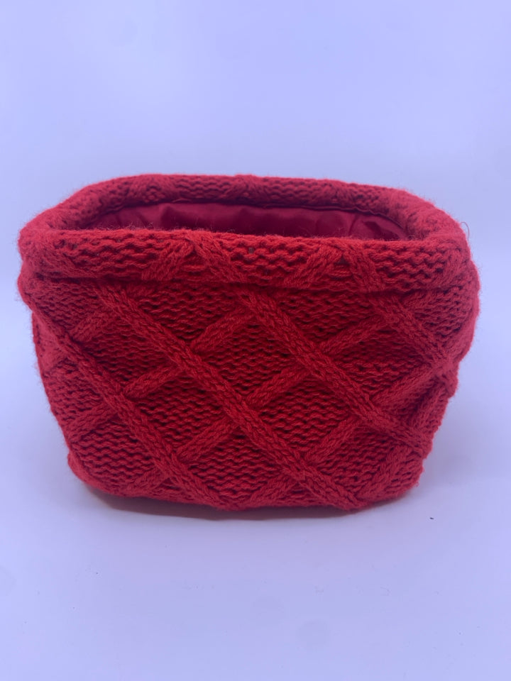 SMALL RED KNITTED BASKET.