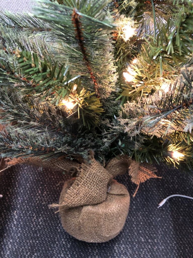LIGHT UP CHRISTMAS TREE.
