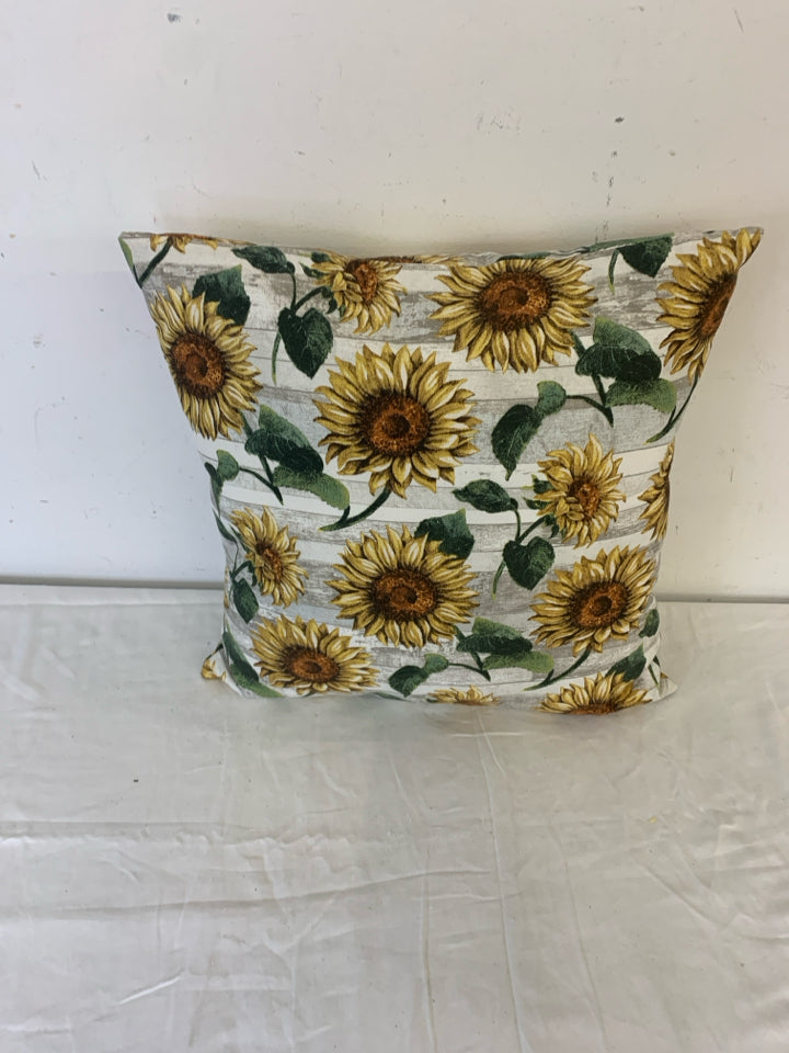 WHITE AND GREY SUNFLOWER PILLOW.