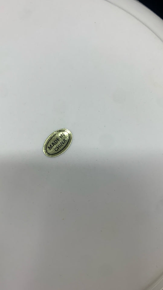 NIB WHITE & BLUE CASSEROLE DISH W/COVER.