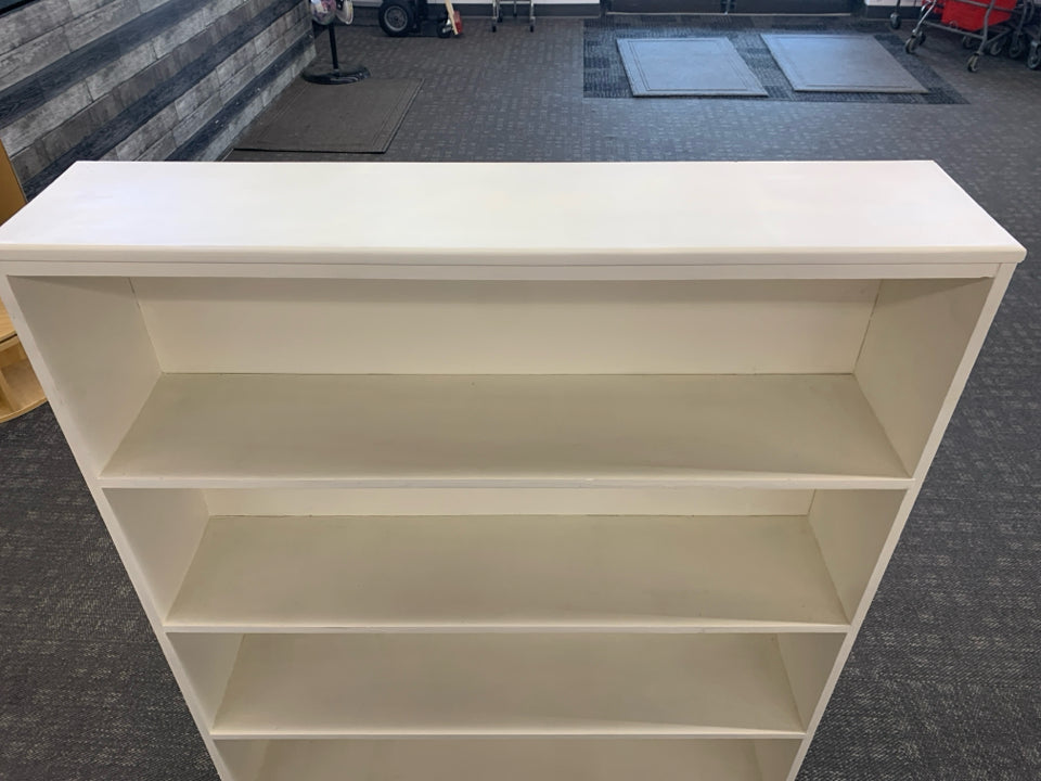 CREAM PAINTED WOOD 4 SHELF BOOKSHELF.