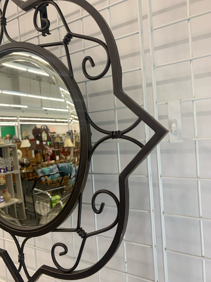 METAL DETAILED CIRCLE MIRROR.