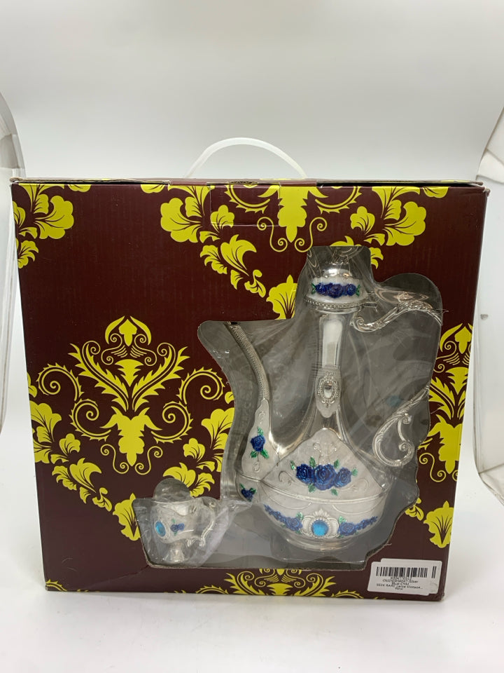 NIB TEA SET W/6 TEA CUPS, SERVING TRAY & TEA POT.
