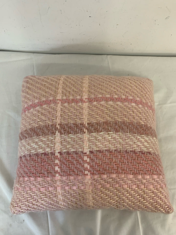 TWO TONE PINK KNITTED PILLOW.