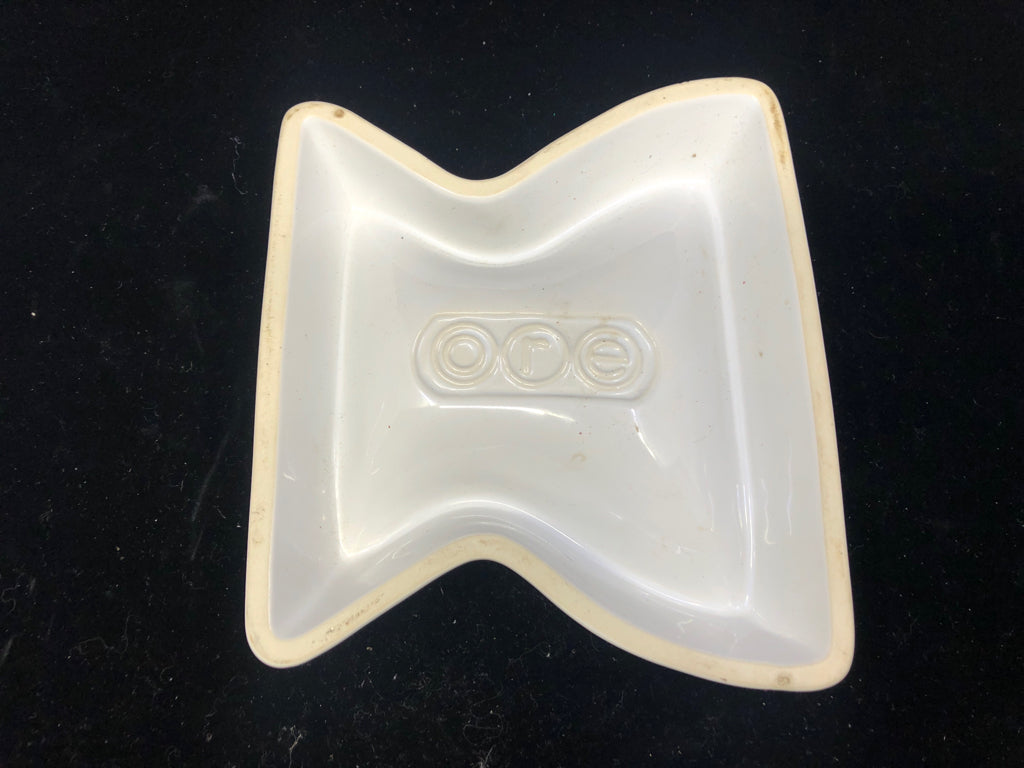 WHITE HOUR GLASS SHAPE CAT DISH.