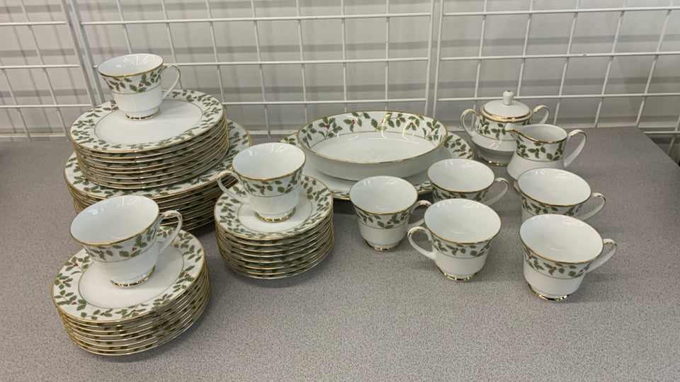 HOLLY & BERRY CHRISTMAS DISH SET SRV FOR 8- NORITAKE.