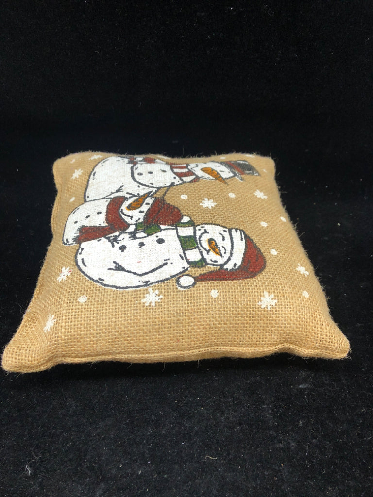 BURLAP SNOWMAN FAMILY ACCENT PILLOW.