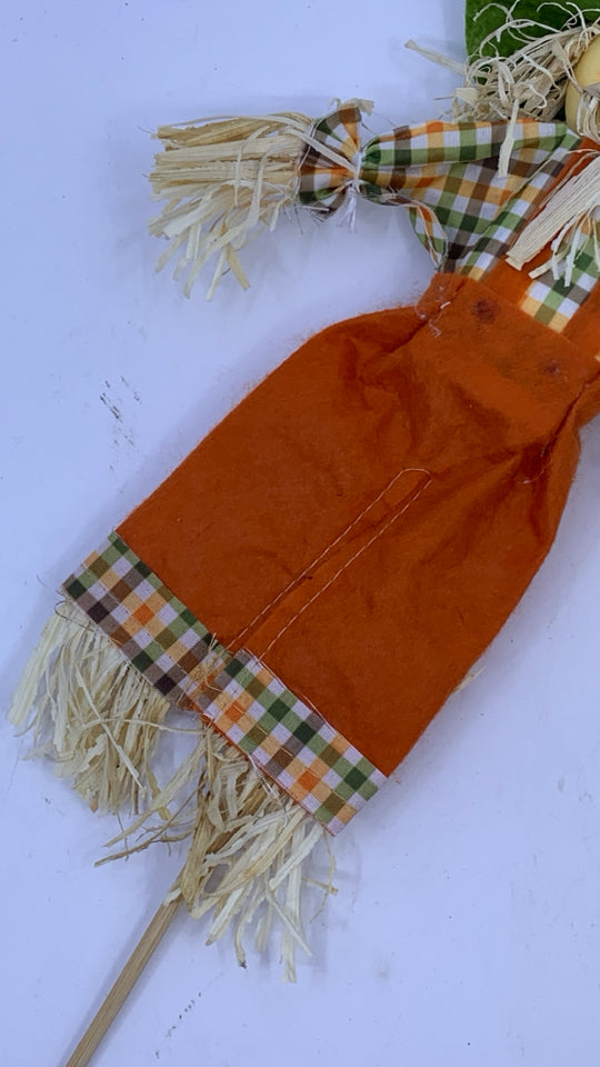 GREEN HAT SCARECROW STAKE.