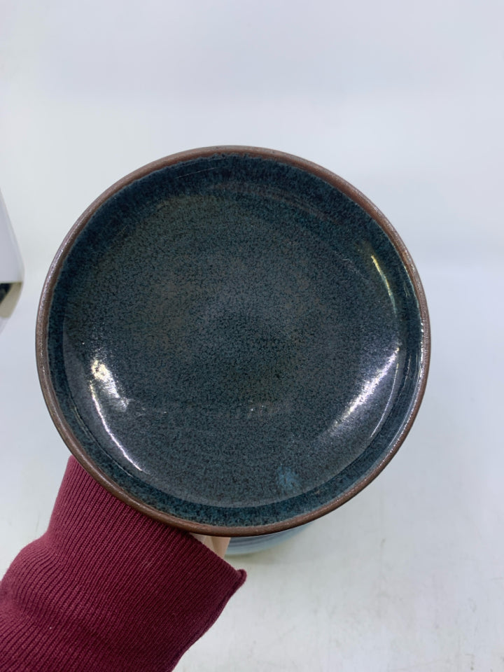 BLUES ABRE GLAZE RIBBED BEAN POT W/ LID HANDLES.