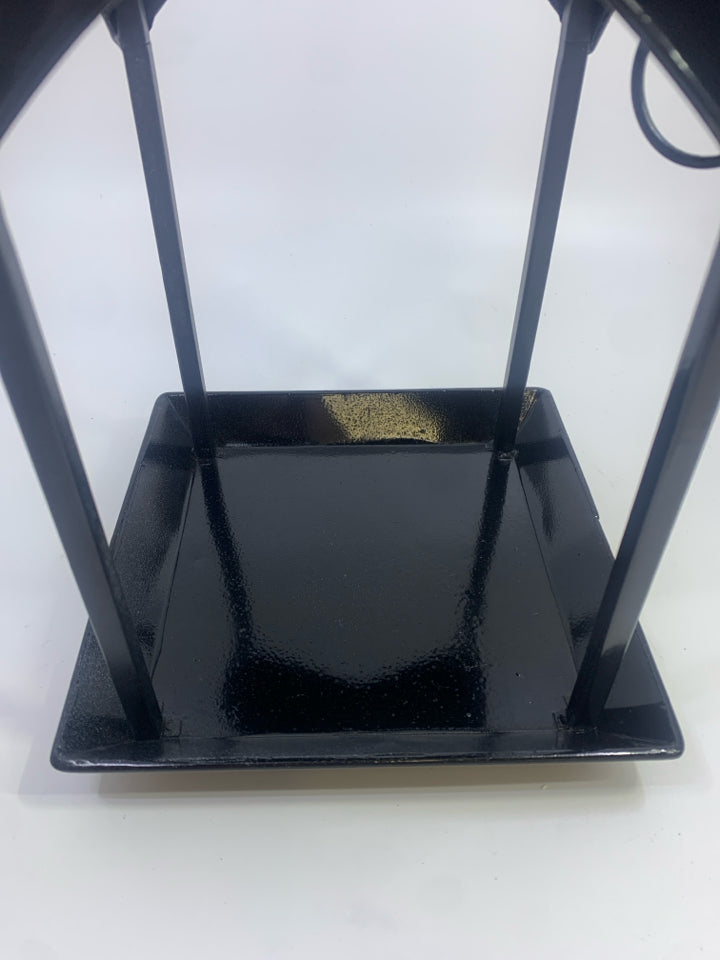 BLACK METAL HANGING LANTERN.