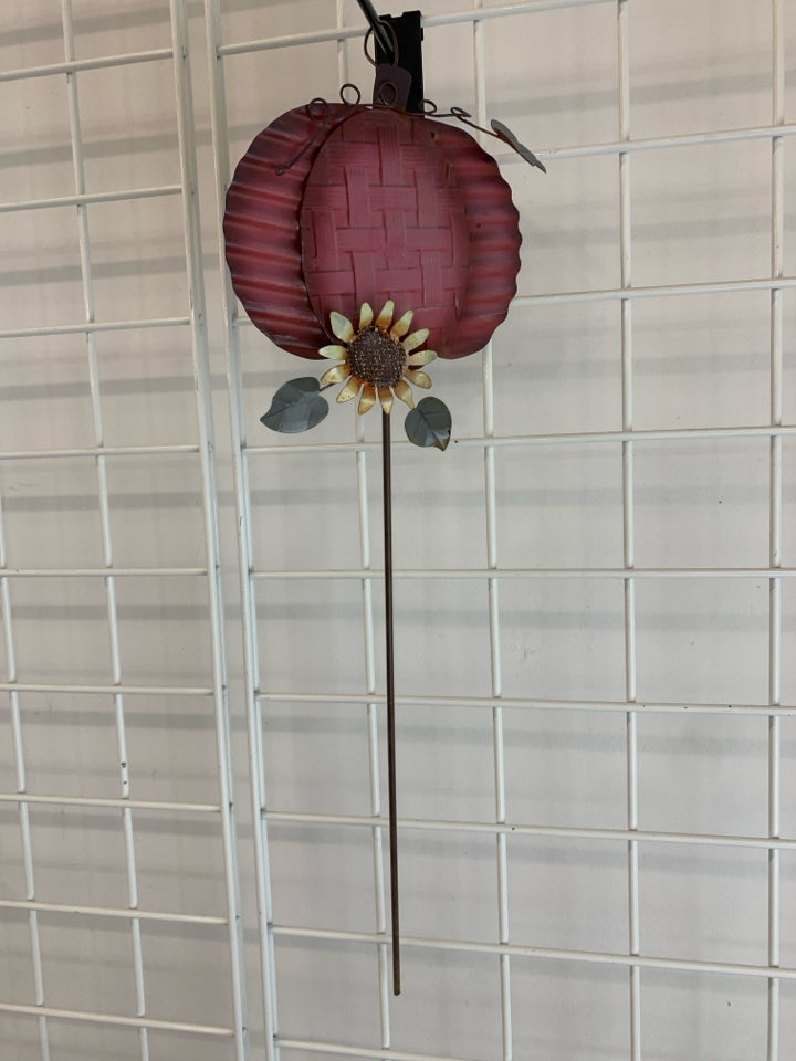 TIN RED PUMPKIN YARD STAKE.
