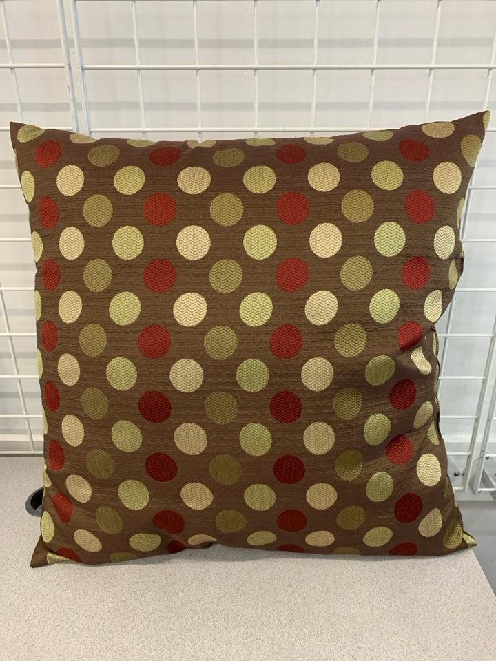 BROWN W/GREEN CIRCLES ACCENT PILLOW.