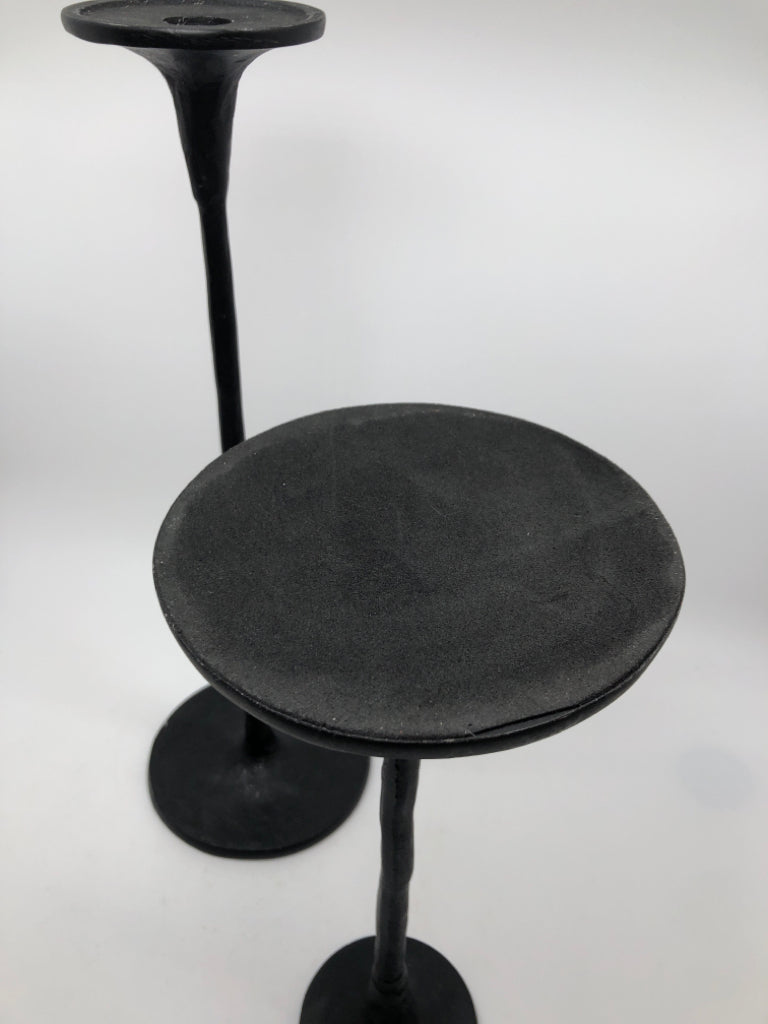 2 BLACK METAL CANDLESTICK HOLDERS.