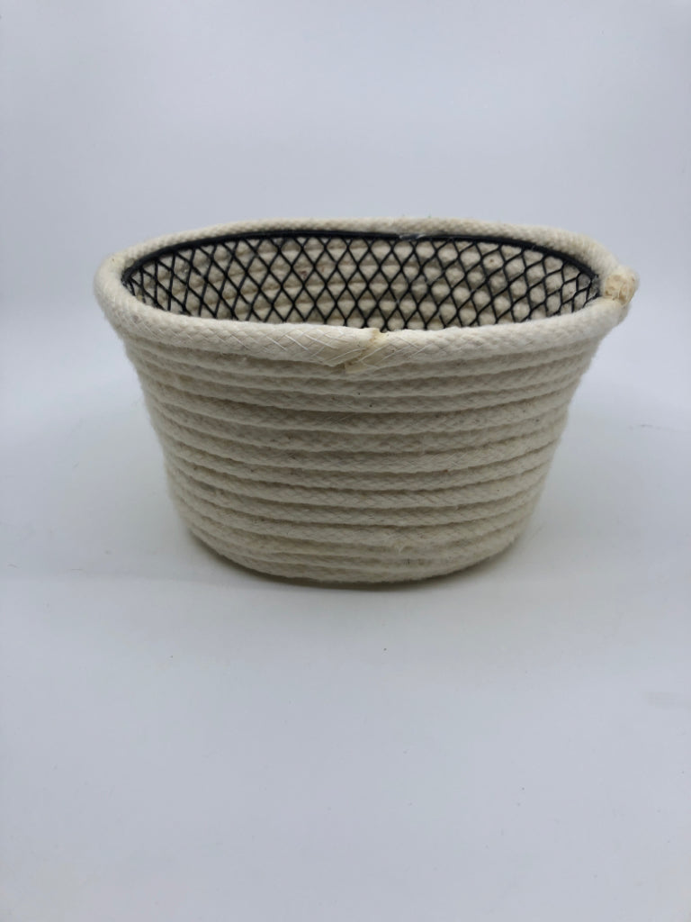 WHITE FABRIC BASKET W METAL MESH LINER.