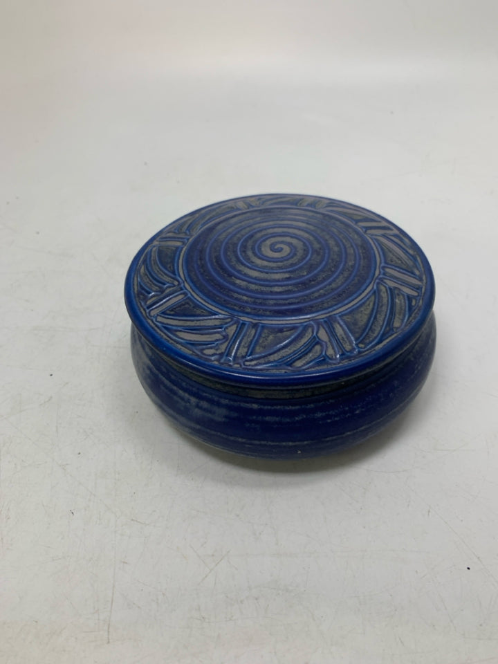 SHORT SWIRL DETAILED COVERED TRINKET DISH.