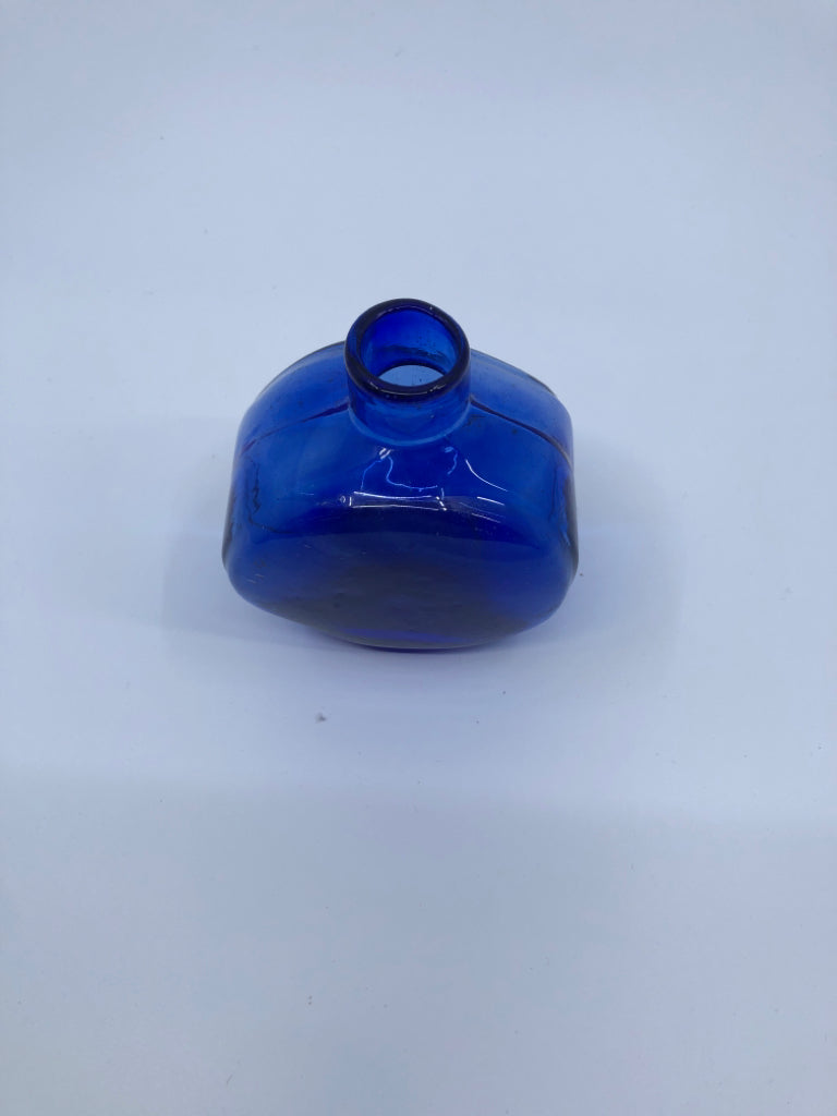 BLUE ROUND BUD VASE.