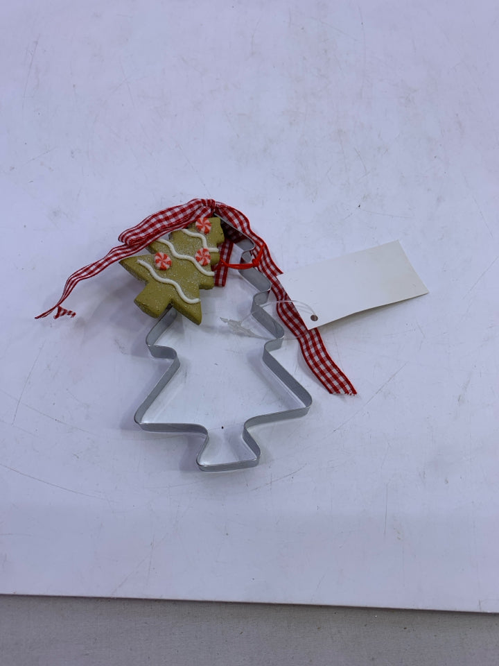 SILVER METAL TREE COOKIE CUTTER ORNAMENT.