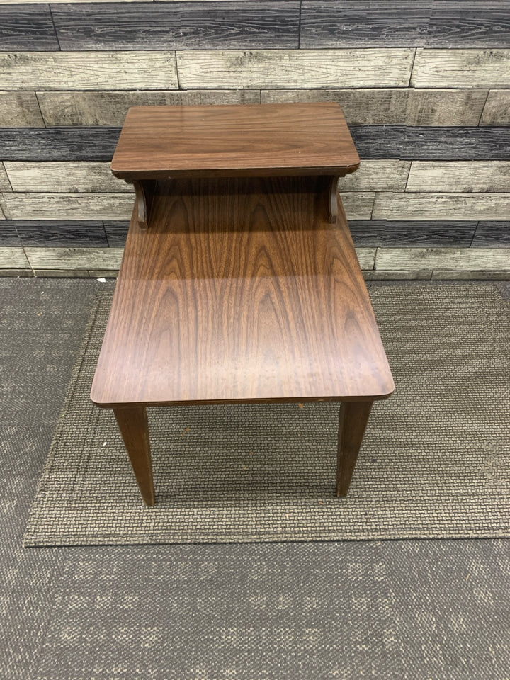 DARK WOOD VTG TWO TIER SIDE TABLE.