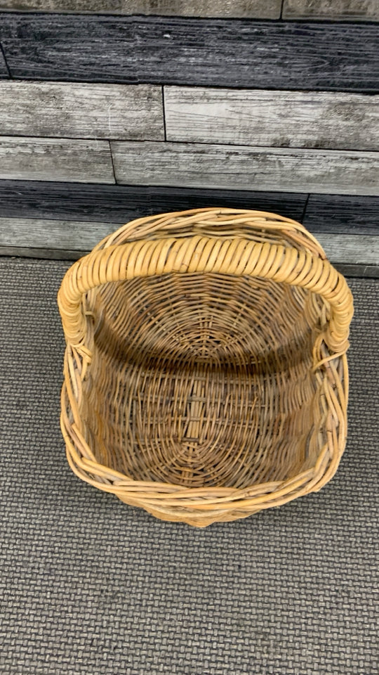LG WOVEN WICKER BASKET W/HANDLE.
