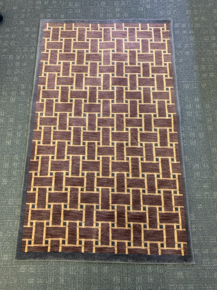 SAFAVIEH MAROON SQAURE PATTERN RUG -ORGANIC.