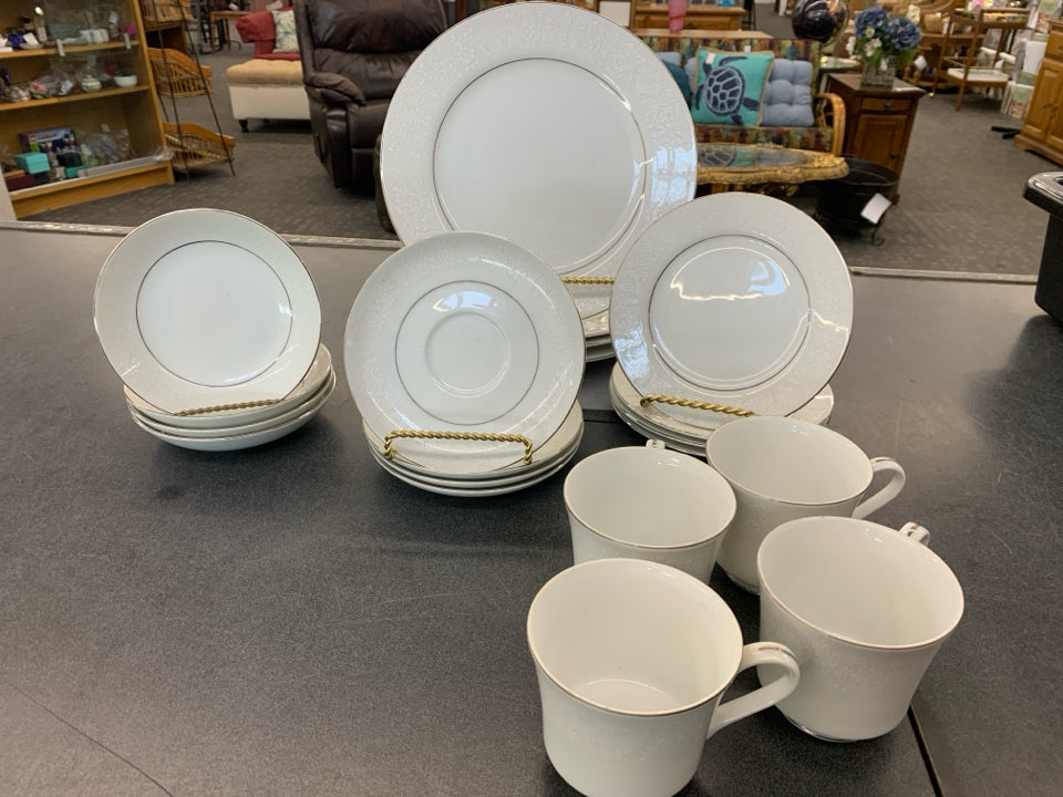 20pc CROWN VICTORIA LOVELACE 20PC DINNER SET.