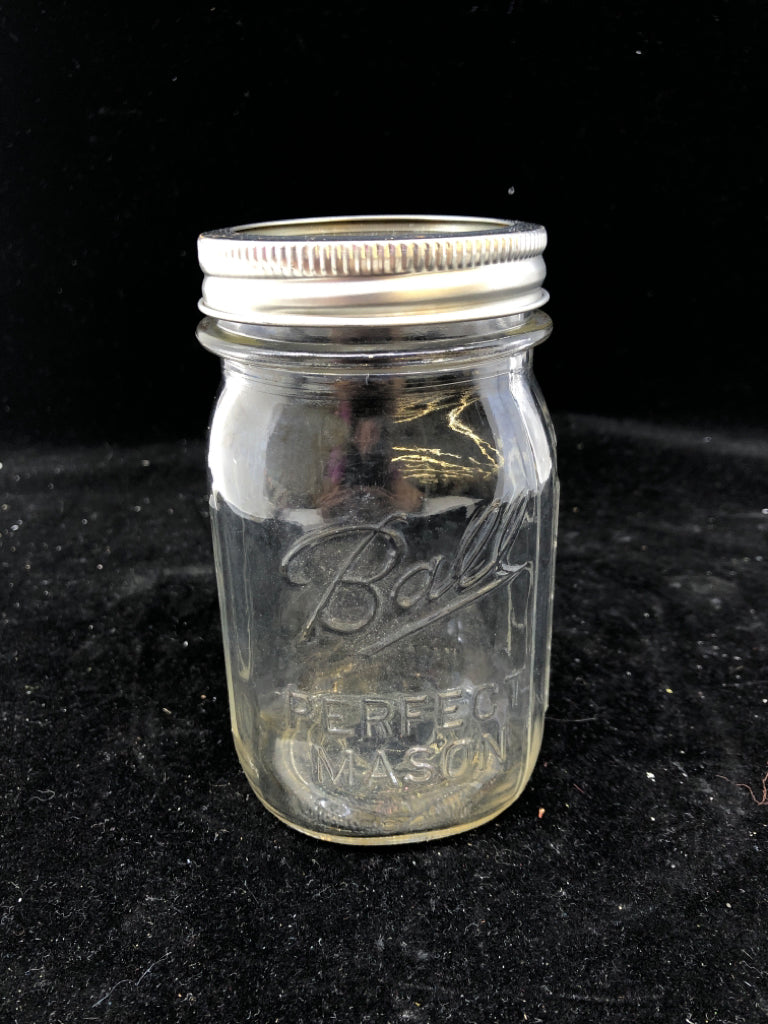 BALL MASON JAR WITH LID.