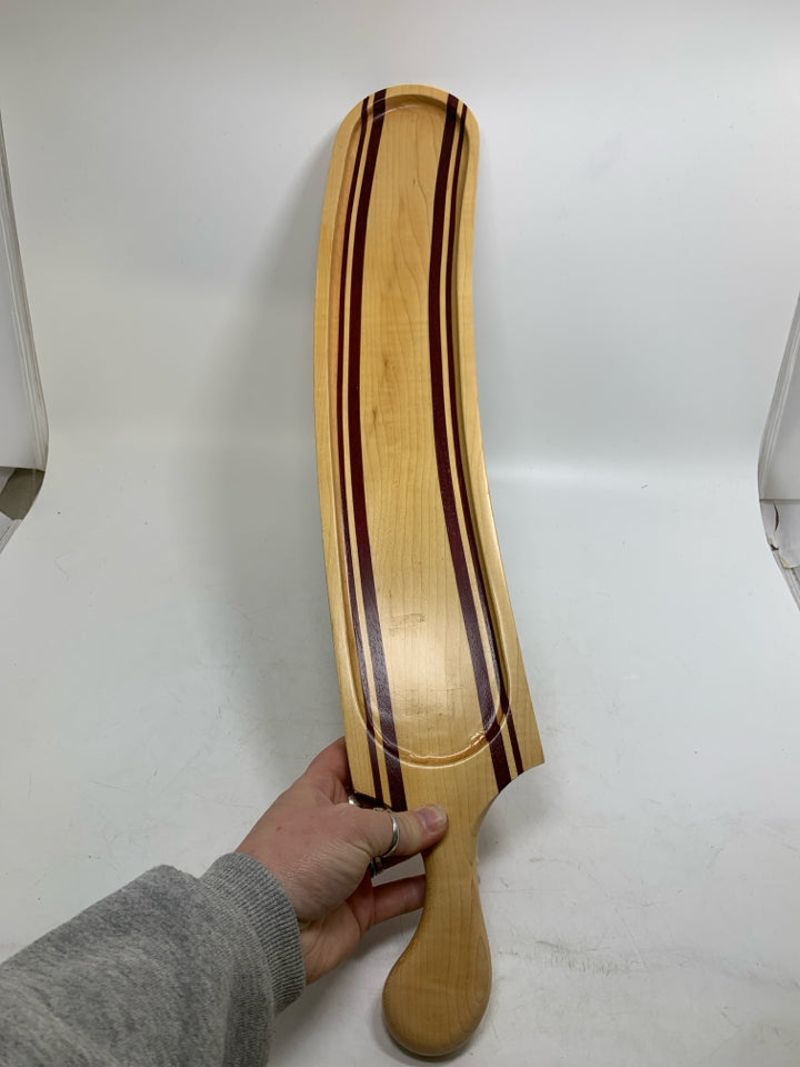 LONG NARROW TWO TONED WOOD CHEESE BOARD W/ HANDLE.