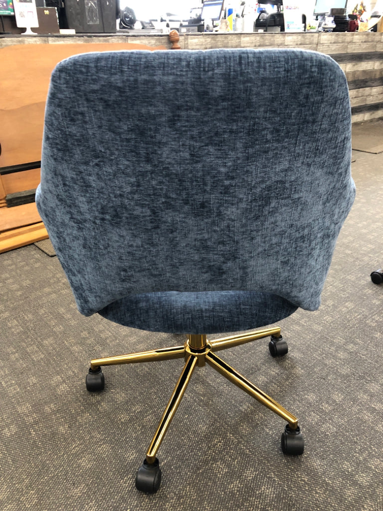 UPHOLSTERED ROLLING OFFICE CHAIR W/GOLD BASE.