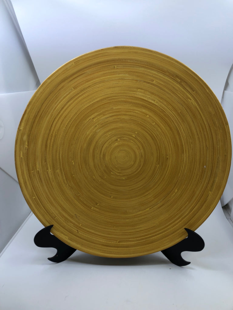 BAMBOO PLATE ON BLACK STAND DECOR.