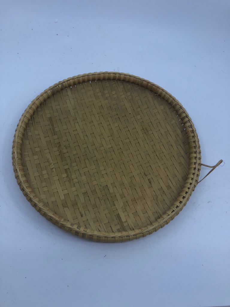 BLONDE ROUND WOVEN BASKET TRAY.