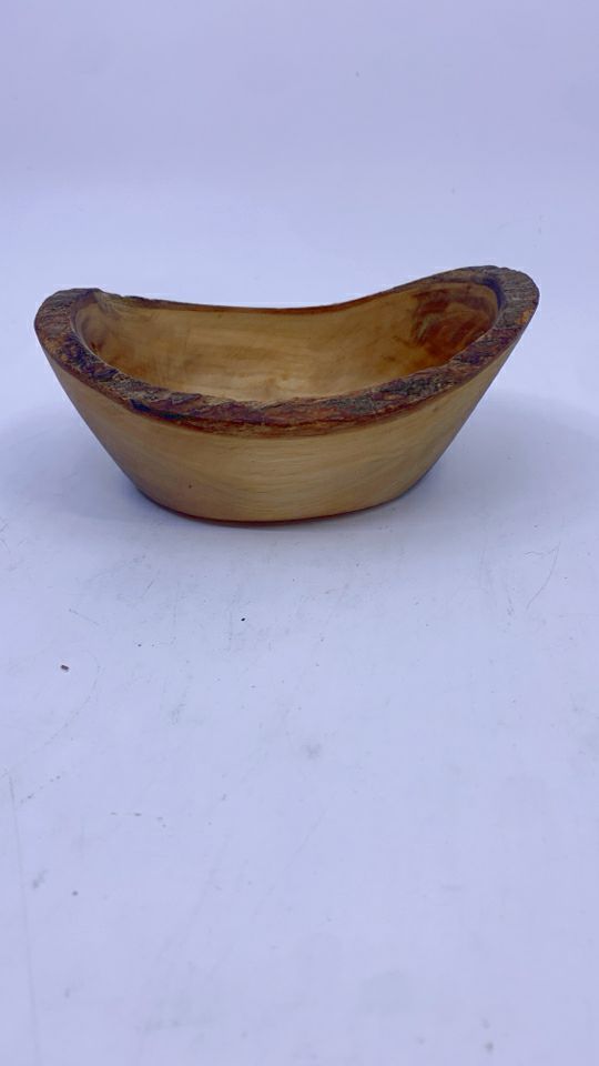 SMALL WOOD BOWL.