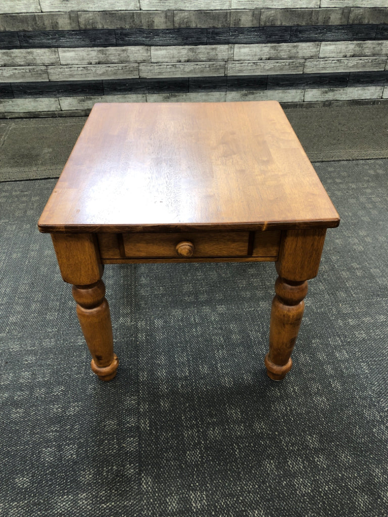 LT WOOD SPINDLE LEG SIDE TABLE W/DRAWER.