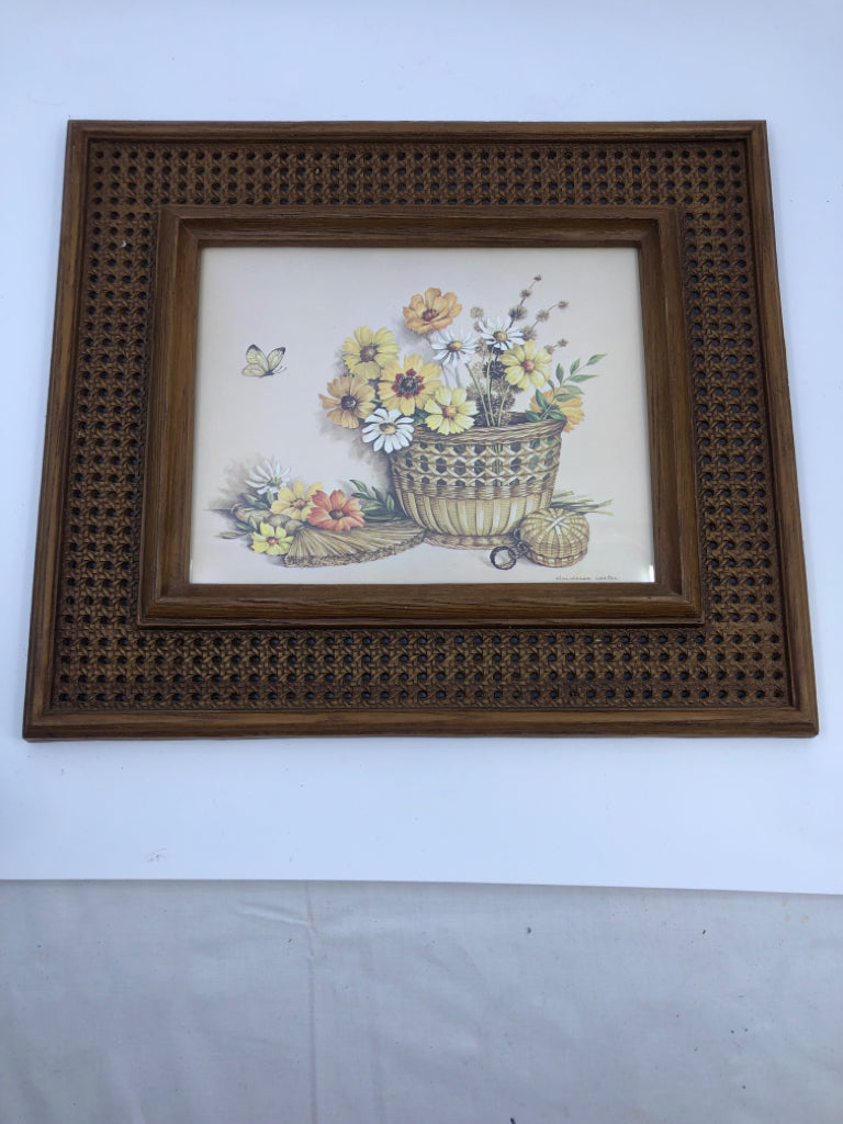 VTG FLORAL IN BASKET WALL HANGING.