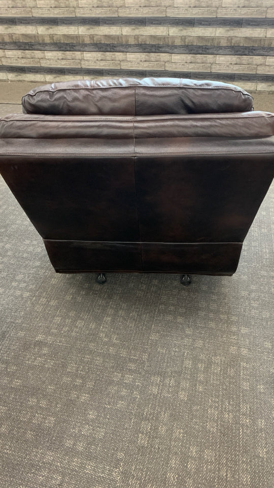 BROWN LEATHER RECLINER.
