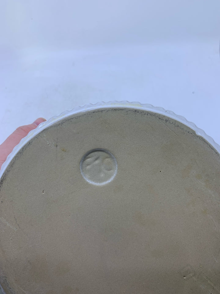 WHITE CIRCLE RIBBED CASSEROLE DISH.