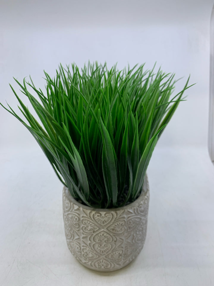 HEAVY OVAL CEMENT BASE W/ WHITE DETAILS FAUX GRASS.