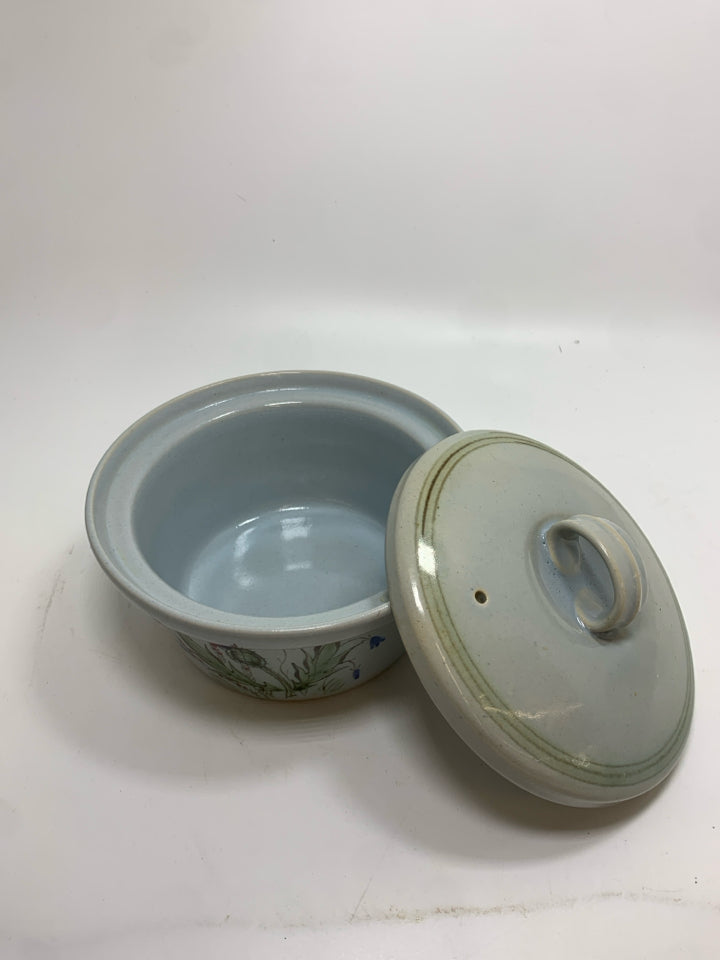 FLORAL BUCHAN STONEWARE COVERED CASSEROLE DISH.