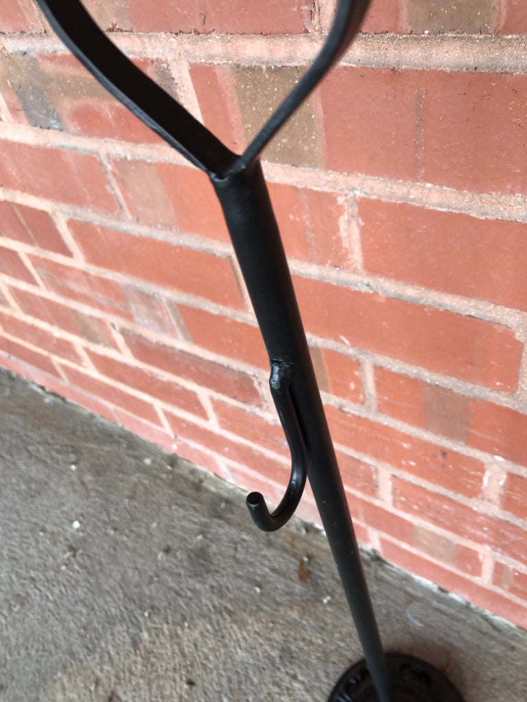 METAL WREATH HOLDER W/ HEART.
