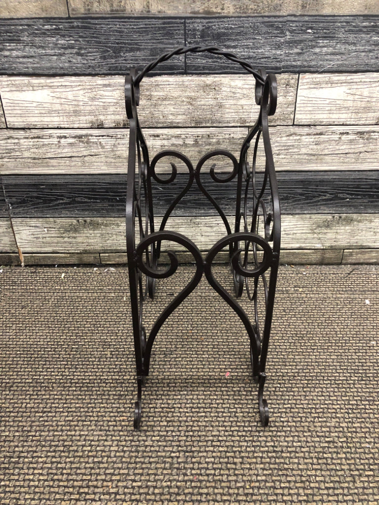 6 SPOT METAL WINE RACK.