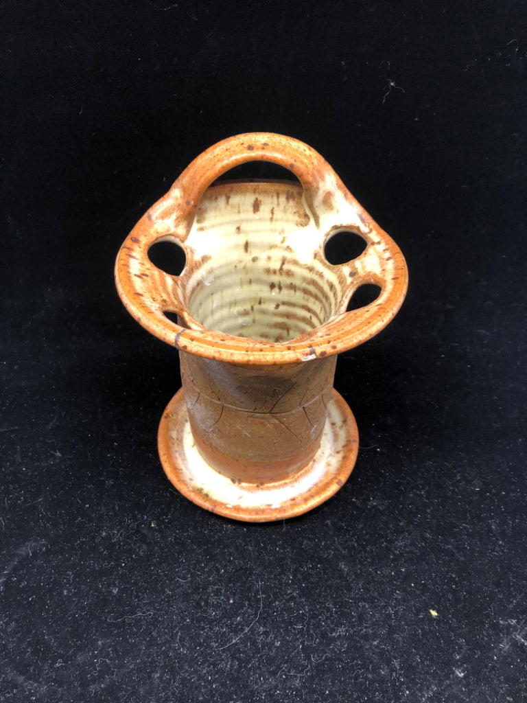 TAN POTTERY TOOTHBRUSH HOLDER.