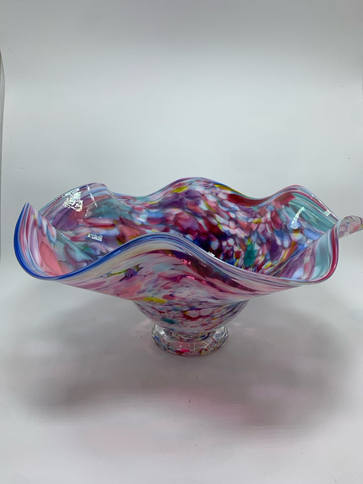 MULTI COLORED BLOWN GLASS BOWL W/RUFFLED EDGE.