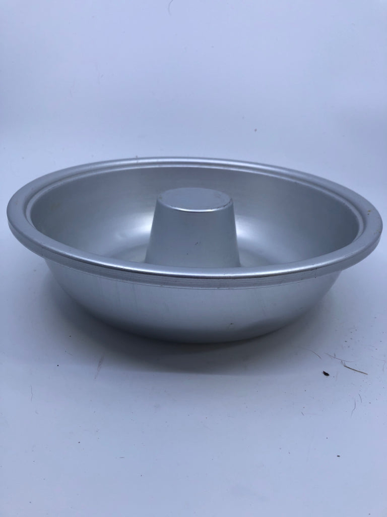 METAL ROUND BUNDT PAN.