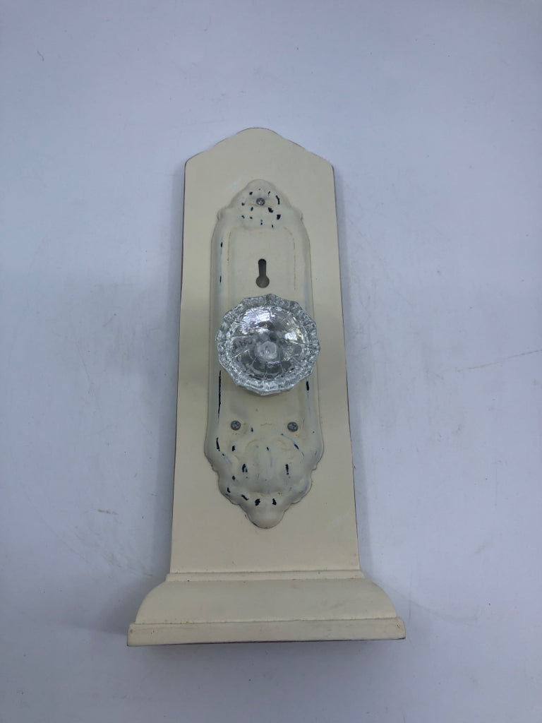 WHITE WOOD FAUX DOOR KNOB WALL HANGING.
