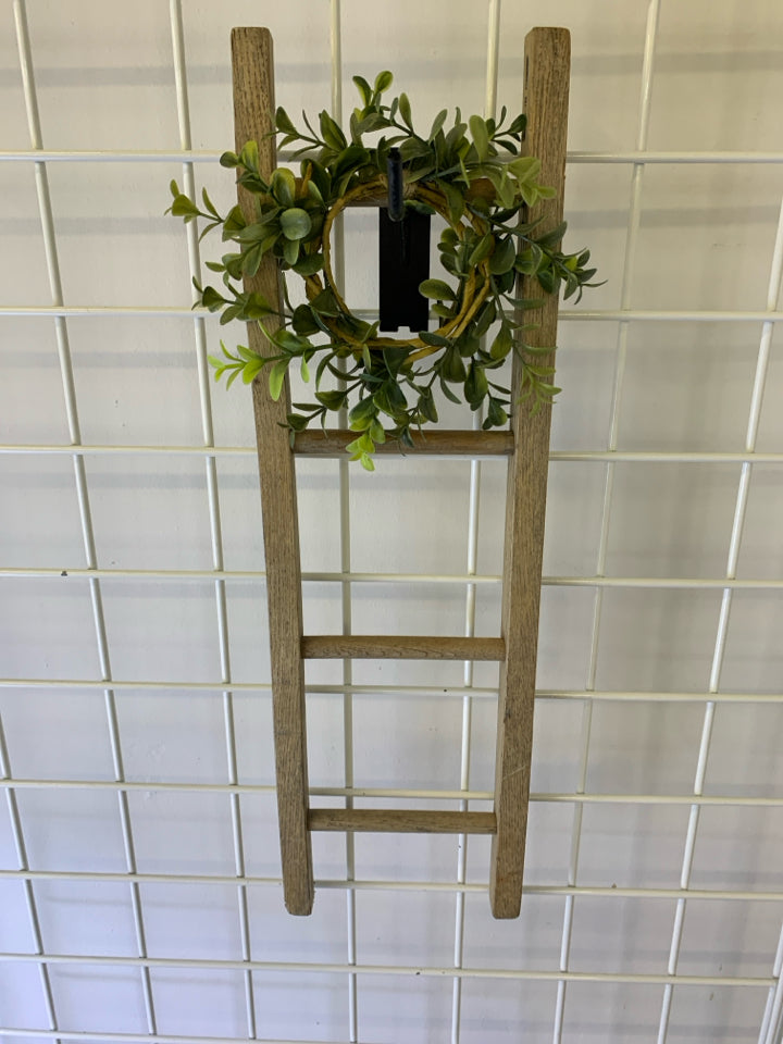 DECORATIVE LADDER W WREATH.