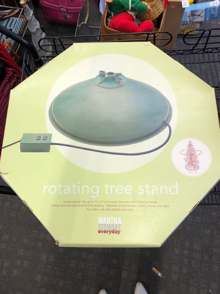 NIP ROTATING TREE STAND MARTHA STAURT.