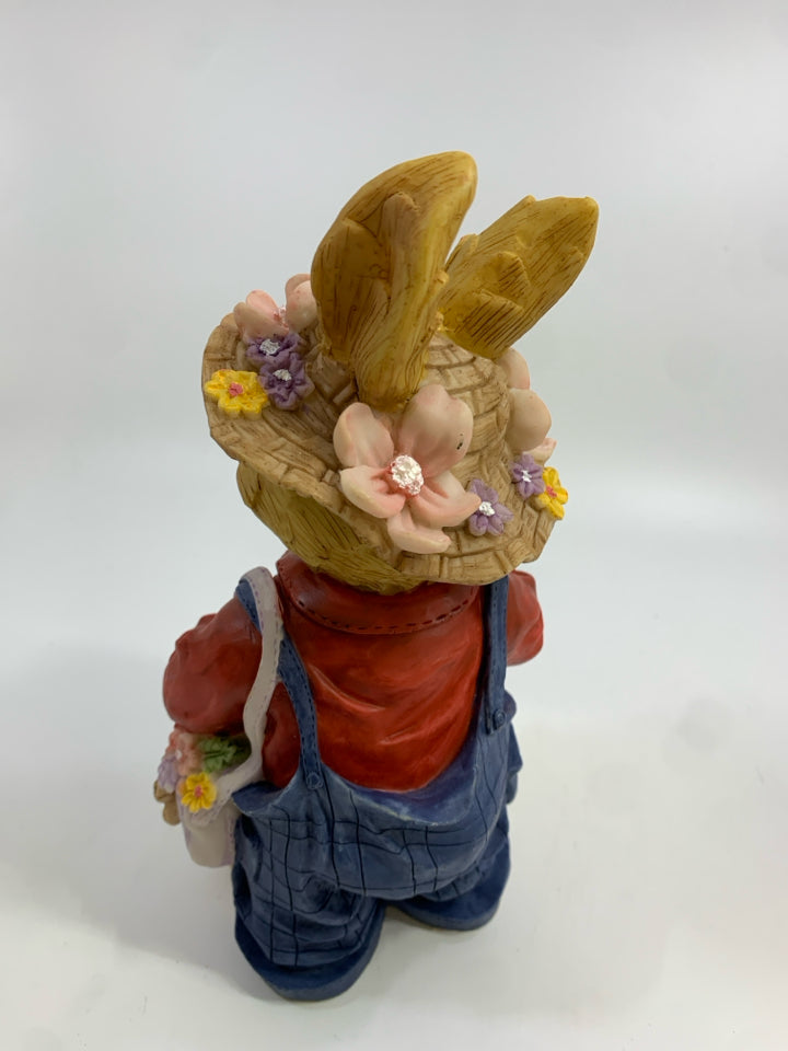 MR BUNNY IN FLOWER HAT HOLDING CARROT.