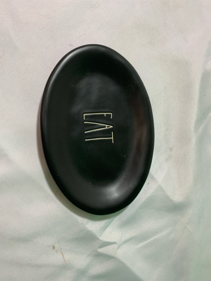 OVAL BLACK EAT CATCH ALL PLATE.