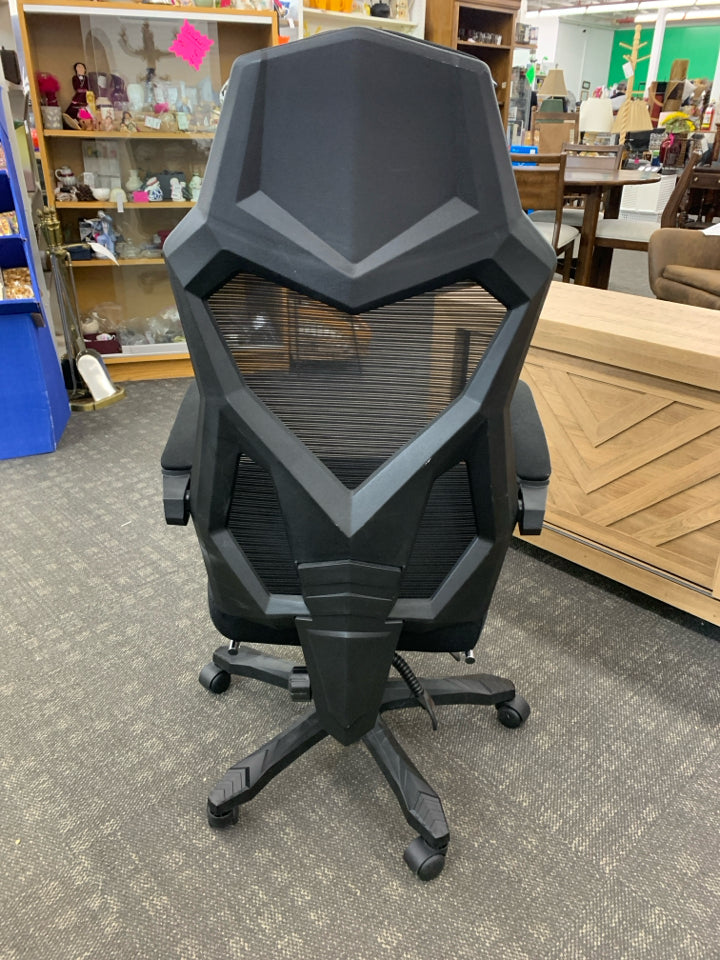 BLACK GAMER GEAR CHAIR WITH FOOT REST.