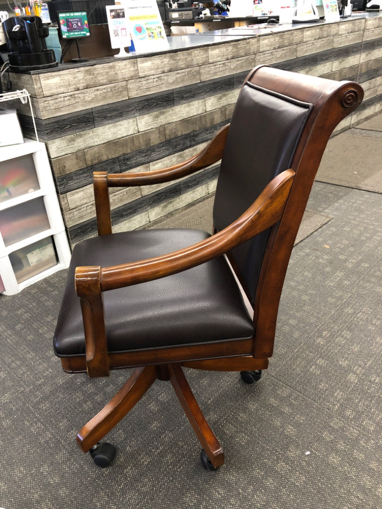 SWIVEL OFFICE CHAIR ON WHEELS, DK WOOD W/LEATHER SEAT.